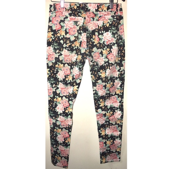 Shylo • Floral Denim Jeans (Stretchy) Pants🌺 - Picture 3 of 6